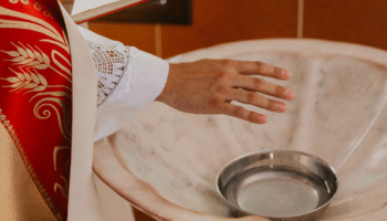 Água Benta Significado, Uso e Importância para os Católicos