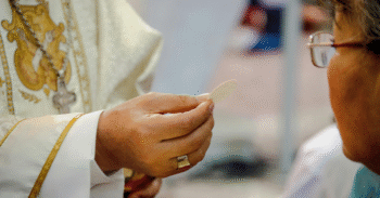 Quais os pecados nos impedem de comungar? Entenda o ensinamento da Igreja Católica